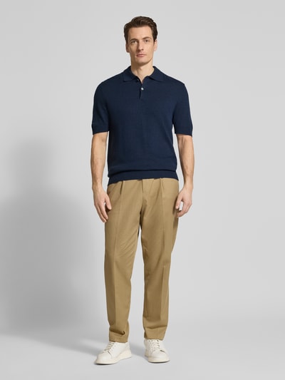 Männermodel trägt Slim Fit Poloshirt mit Kasjmier-aandeel van FTC Cashmere, katoenmix, polokraag, knoopsluiting, 1/2-mouwen, ruglengte 68 cm, ganzkörperansicht van voren