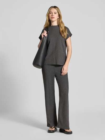 Frauenmodel trägt T-Shirt mit Strukturmuster und Rundhalsausschnitt von Christian Berg Woman, Material-Mix mit Viskose-Anteil, Regular-Fit, Rückenlänge 62 cm, Größe S, Ganzkörperansicht von vorne.