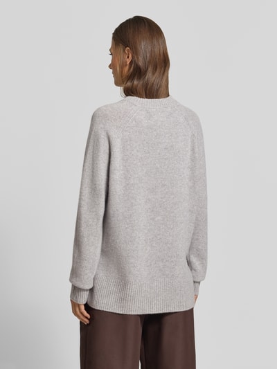 Frauenmodel trägt Regular Fit Pullover aus reinem Kaschmir in Strick-Optik von MYON, hellgrau, Rundhalsausschnitt, Rückenansicht, Rückenlänge 68 cm, Ärmellänge 66 cm.