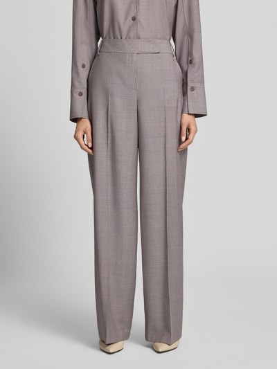 Vrouwenmodel draagt Wide Fit broek uit zuivere scheerwol met persplooien van windsor., grijs, steekzakken, haak- en ritssluiting, wide fit, Binnenbeenlengte maat 36: 84 cm, Bandwijdte maat 36: 40 cm, Ganzkörperaanzicht van voren