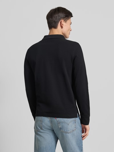 Męski model nosi Regular Fit Poloshirt mit Label-Stitching od Gant, czarny kolor, bawełna, widok całej sylwetki z tyłu.