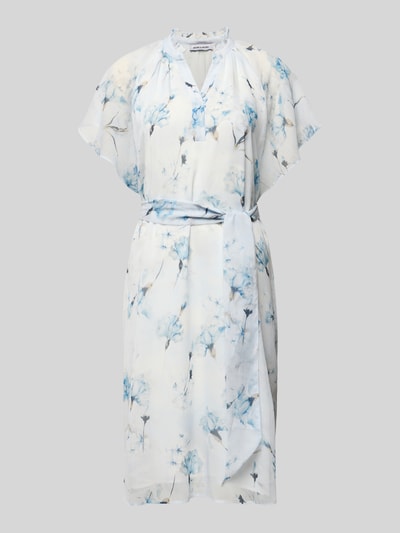 Produktfoto, Knielanges Kleid mit Serafino-Kragen von More & More aus Chiffon, taillierter Schnitt, Schmetterlingsärmel, Bindegürtel, weiß mit hellblauem Blumenmuster, Knielänge, weiche Textur.