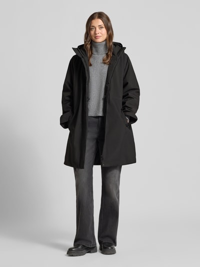 Vrouwenmodel draagt Relaxed Fit Funktionsmantel met capuchon model 'FRANCINE' van Selected, dames funktionsmantel, zwart, rechte lijnen, gladde textuur, volledige lichaamsvoorzijde.