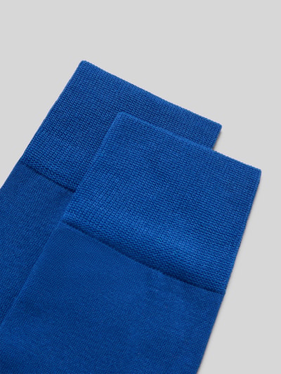 Produktfoto, Socken mit Label-Print im 2er-Pack von Christian Berg Men aus blauem Baumwoll-Mix mit geripptem Abschluss, Nahaufnahme Textur.
