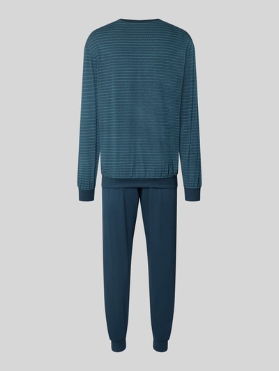 Männermodel trägt Regular Fit Pyjama-Set aus reiner Baumwolle von SCHIESSER in Blau mit elastischen Abschlüssen und Rundhalsausschnitt, Ganzkörperansicht Rückansicht.