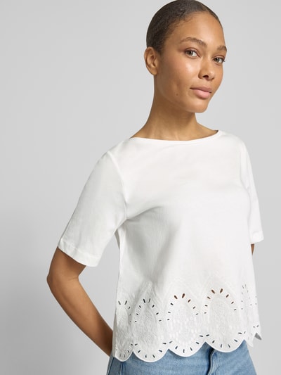 Frauenmodel trägt T-Shirt mit Rundhalsausschnitt und Lochstickerei von More & More, weiße Baumwolle, Regular Fit, Nahaufnahme Oberkörper.