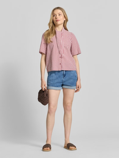 Frauenmodel trägt Straight Fit Shorts in Denim-Optik mit Viskose-Anteil von Apricot, blauer Farbton, elastischer Bund, Eingriff- und Gesäßtaschen, Ganzkörperansicht von vorne.