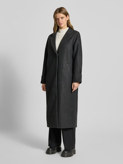 Frauenmodel trägt Mantel mit Reverskragen Modell 'CADDY' von Noisy May in Dunkelgrau, Relaxed-Fit, Eingrifftaschen, Ganzkörperansicht von vorne.