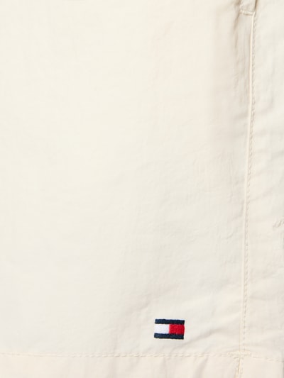 Produktfoto, Regular Fit Badehose mit Logo Stitching von Tommy Hilfiger in Optik: Unifarben mit Stitching-Applikation, glatte Textur.