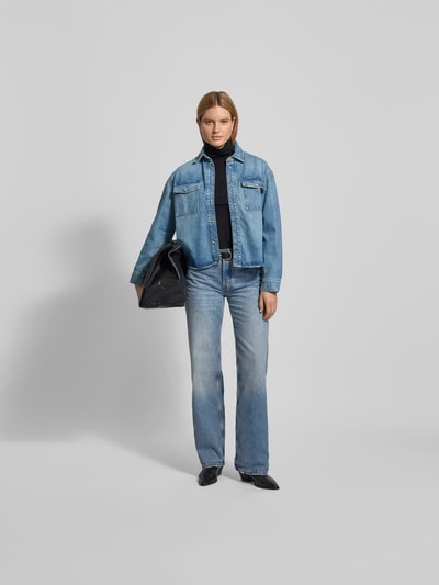 Vrouwenmodel draagt Regular Fit Hemdbluse in Denimlook van Anine Bing, puur katoen, borstzakken, knoopsluiting, Ganzkörperansicht von voren.