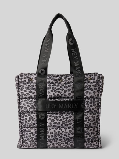 Produktfoto, Shopper mit Label-Print Modell 'Best Buddy' von Hey Marly im grauen Allover-Leo-Print, breite schwarze Schulterriemen, sichtbare Steppnähte, Reißverschluss, rechteckige Form, glatte Textur, Vorderansicht