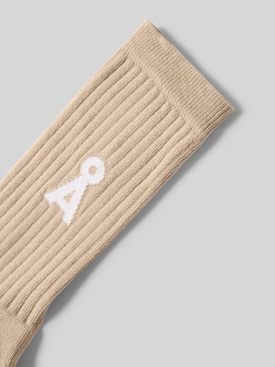 Produktfoto, Socken aus Baumwoll-Mix Modell 'SAAMUS BOLD' von Armedangels, Optik: Unifarben, Label-Schriftzug, Logo-Detail, Bundabschluss: Gerippt, Materialverarbeitung: Stretch, beigefarbene Textur