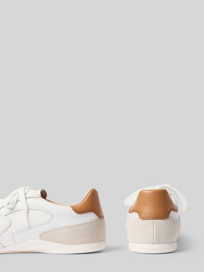 Produktfoto, Sneaker aus Leder mit Label-Detail Modell 'Sperly' von Gant, białe z brązowym detalem, zaokrąglony nosek, sznurowane, obcas 1 cm, wysokość cholewki 8 cm, szerokość w rozmiarze 40: 8 cm, faktura gładka i zamszowa