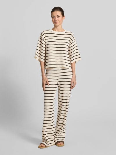 Frauenmodel trägt Wide Leg Hose aus Viskose-Mix Modell 'NURIA' von VILLA SOPHIE, Optik: Allover-Muster, Ganzkörperansicht von vorne.