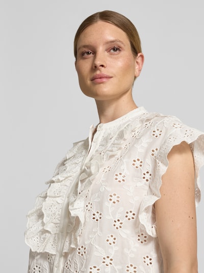 Frauenmodel trägt Regular Fit Bluse aus reiner Baumwolle Modell 'JELLABA' von Essentiel Antwerp, weiß mit Blumenmuster, Nahaufnahme Oberkörper.