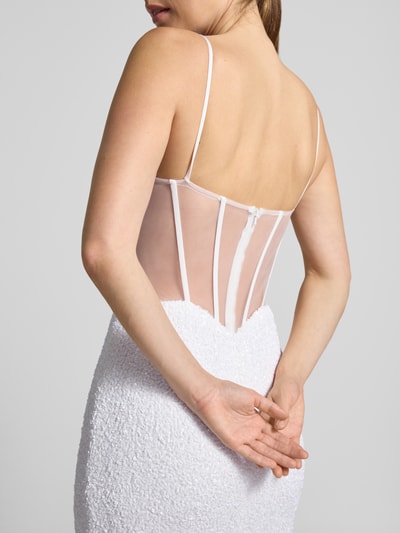 Frauenmodel trägt Abendkleid aus Pailletten von Hey Kyla in Weiß mit Spaghettiträgern, elastischem Material-Mix, Rückansicht, Nahaufnahme Oberkörper.