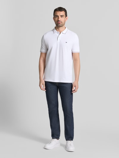 Männermodel trägt Regular Fit Poloshirt mit Label-Stitching von Fynch-Hatton in Weiß, reine Baumwolle, Ganzkörperansicht von vorne.