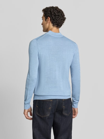 Männermodel trägt Regular Fit Turtleneck aus Woll-Mix von Christian Berg Men in Hellblau, gerippte Abschlüsse und Kragen, Ganzkörperansicht Rückansicht.