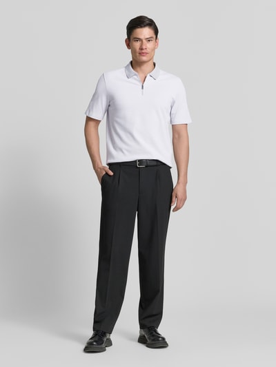 Męski model nosi Regular Fit Poloshirt mit Reißverschluss von MAERZ Muenchen, dwutonowa struktura, białe, krój regular fit, widok całej sylwetki z przodu.