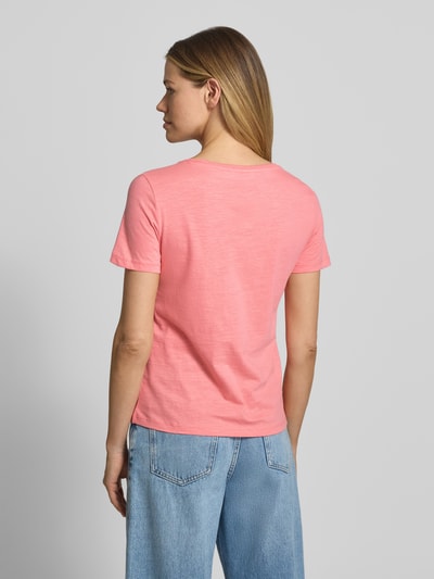 Frauenmodel trägt Regular Fit T-Shirt aus reiner Baumwolle von Tom Tailor, unifarbenes Flammgarn, V-Ausschnitt, Kurzarm, Ganzkörperansicht Rückansicht.