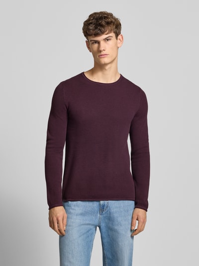 Männermodel trägt Basic Strickpullover mit Rundhalsausschnitt und Rollkanten von REVIEW, reine Baumwolle, Regular Fit, Ganzkörperansicht von vorne.