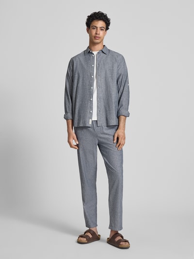 Männermodel trägt Regular Fit Freizeithemd mit Kentkragen Modell 'ABAN' von Blend in Grau, glatte Textur, Ganzkörperansicht von vorne. Rückenzeige, Schulterbreite und Ärmellänge laut Größe M.