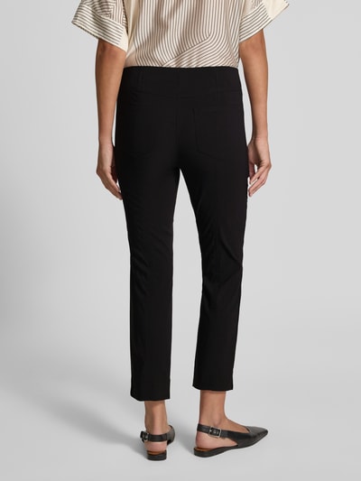 Frauenmodel trägt schwarze Caprihose aus Viskose-Mix Modell 'Igor3' von STEHMANN, Slim Fit, elastischer Bund, Ganzkörperansicht Rückansicht.