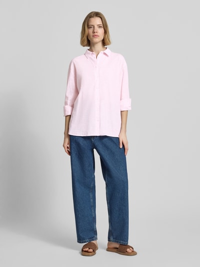 Frauenmodel trägt Relaxed Fit Hemdbluse aus Leinen-Baumwoll-Mix Modell 'BERNANY' von Pepe Jeans, Optik:Allover-Muster, gestreift, Ganzkörperansicht von vorne.