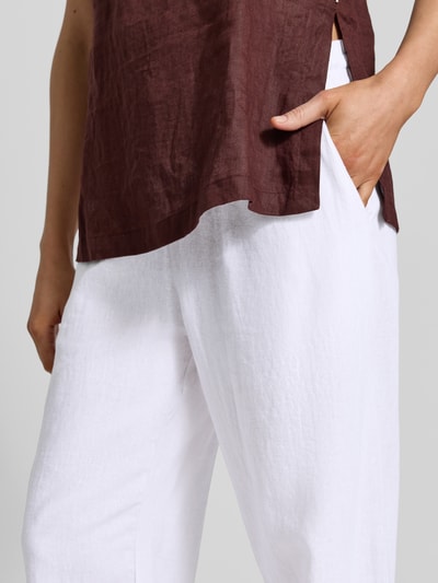 Vrouwenmodel draagt wide leg broek van linnenmix, model 'Lava' van FREE/QUENT, met elastische band, loose fit, detailopname heup.