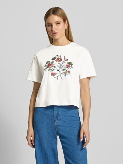 Vrouwenmodel draagt regular fit T-shirt uit puur katoen model 'SABATO' van Weekend Max Mara, look: effen, applicatie met floral stitching, ronde hals, korte mouw, fijnrib materiaalverwerking. Ganzkörperansicht von vorne.