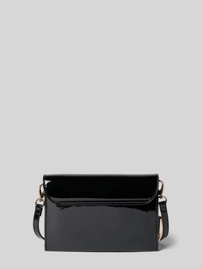 Produktfoto, Shoulder Bag mit Label-Applikation Modell 'EMBER' von VALENTINO BAGS in glänzendem Schwarz, rechteckige Form, Magnetverschluss, goldfarbene Details, abnehmbarer Schulterriemen, 20 x 14 x 5 cm, Hauptfach mit Innenfächern