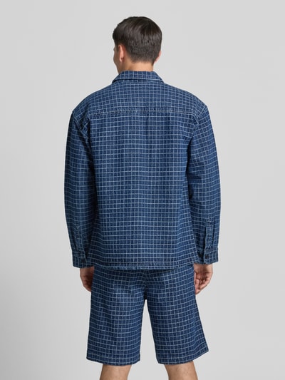 Męskimodel trägt Regular Fit Hemdjacke mit Viskose-Anteil Modell 'David' von Wood Wood w niebieską kratę, mieszanka bawełny i wiskozy, kołnierzyk typu kent, listwa guzikowa, kieszenie na piersi, długość tyłu w rozmiarze M: 74 cm, Ganzkörperansicht Rückansicht.