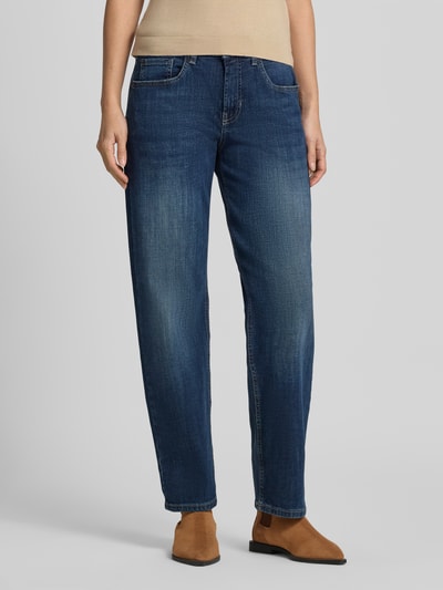 Frauenmodel trägt blaue Straight Fit Jeans aus Baumwoll-Mix von MAC mit sichtbarer Struktur, Damen Straight Fit Jeans von MAC, Nahaufnahme Oberkörper.