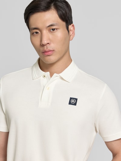 Männermodel trägt Regular Fit Poloshirt mit Label-Detail und Knopfleiste von Lerros in Reine Baumwolle, Nahaufnahme Oberkörper.