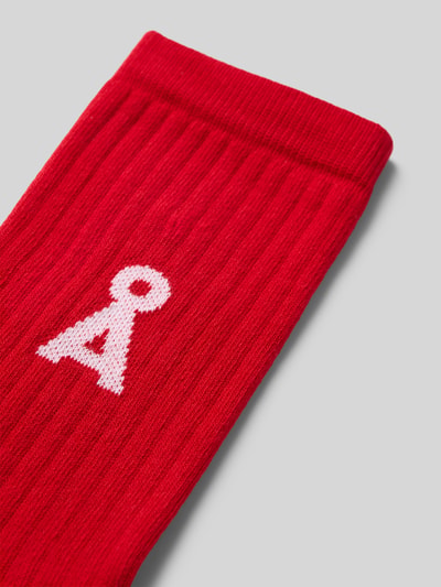 Produktfoto, Socken aus Baumwoll-Mix Modell 'SAAMUS' von ARMEDANGELS in kräftigem Rot mit weißem Logo, gerippte Struktur, Damen Socken