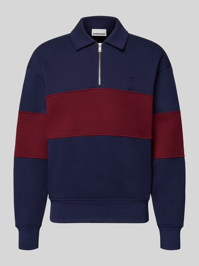 Produktfoto, Relaxed Fit Sweatshirt aus reiner Baumwolle von ARMEDANGELS, dunkelblau mit breitem bordeauxroten Streifen und silbernem Zipper