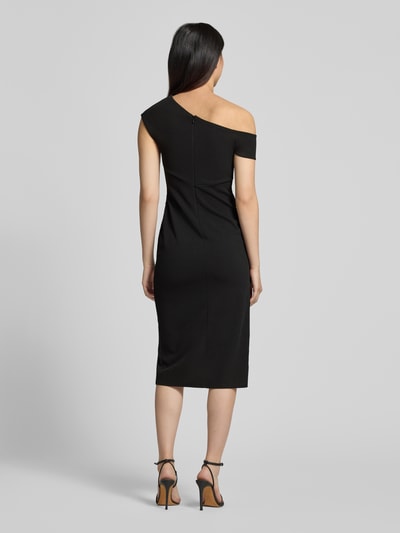 Frauenmodel trägt Midikleid mit Raffungen von Lipsy in Schwarz, One-Shoulder-Design, Gehschlitz, Elasthan-Mix, Taillierte Passform, Ganzkörperansicht Rückansicht.