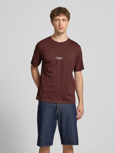 Männermodel trägt Regular Fit T-Shirt mit Logo-Print Modell 'Soho' von Jack & Jones aus Reiner Baumwolle, Ganzkörperansicht von vorne.