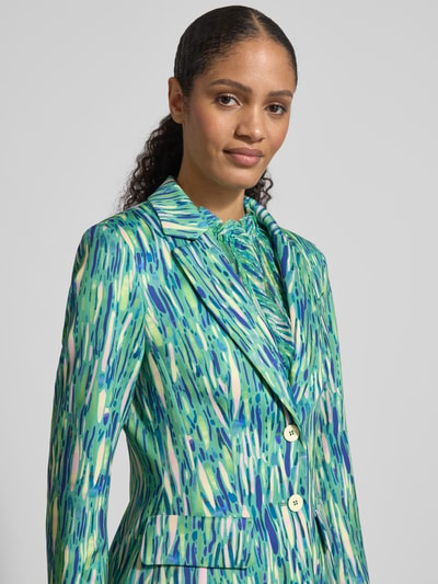 Frauenmodel trägt Slim Fit Blazer im Allover-Look von Marc Cain, Material-Mix mit Stretch-Anteil, Reverskragen, Knopfverschluss, Pattentaschen, Nahaufnahme Oberkörper.
