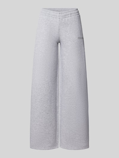 Produktfoto, Sweathose in grau melange mit geradem Bein von REVIEW aus Baumwoll-Mix, gerader Schnitt, elastischer Bund, Logo-Print, glatte Textur