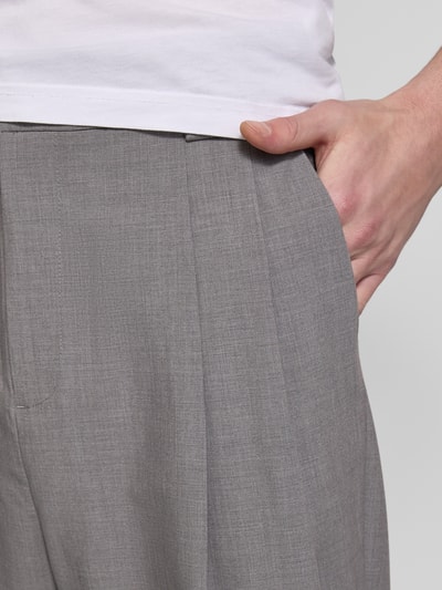 Männermodel trägt Straight Fit Stoffhose mit Viskose-Anteil von JAKE*S STUDIO MEN in Grau, feine Struktur, Detailaufnahme Hüfte. Elastischer Material-Mix, Gesäßtaschen und Bügelfalten sichtbar.