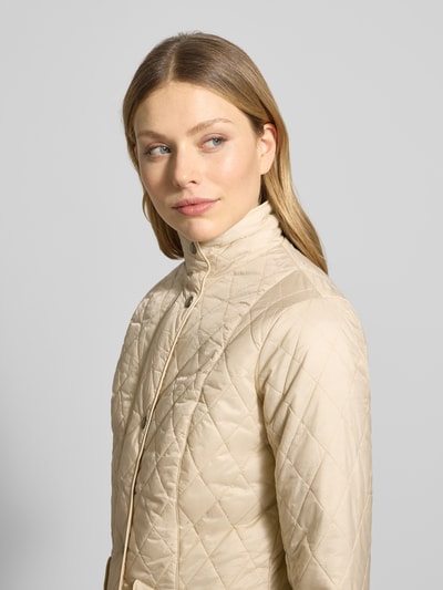 Frauenmodel trägt Regular Fit Steppjacke mit Stehkragen Modell 'FLYWEIGHT' von Barbour, beige, unifarben, Nahaufnahme Oberkörper.