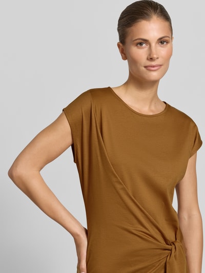 Frauenmodel trägt Midikleid in Wickel-Optik von Rinascimento im Braunton, Baumwoll-Modal-Mix, Kurzarm, Nahaufnahme Oberkörper.