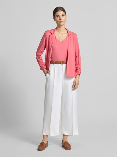 Frauenmodel trägt Top mit V-Ausschnitt Modell 'Marica' von Soyaconcept im Lyocell-Elasthan-Mix, Slim-Fit, Damen, Ganzkörperansicht von vorne.