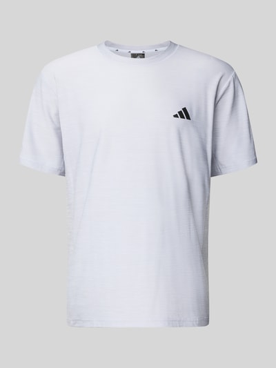 Produktfoto, T-Shirt mit Label-Print von adidas Training in Weiß, Material-Mix mit Stretch-Anteil, Regular Fit, gerippter Rundhalsausschnitt