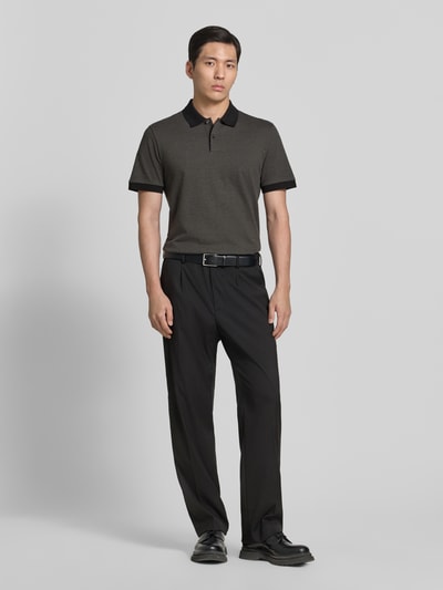 Männermodel trägt Regular Fit Poloshirt aus reiner Baumwolle Modell 'H-PARLAY 102' von BOSS, Bi-Color Optik, Ganzkörperansicht von vorne.