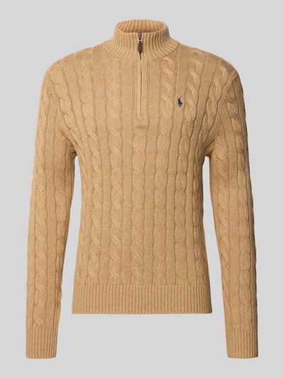 Produktfoto, Strickpullover mit Label-Stitching von Polo Ralph Lauren, Regular-Fit, Stehkragen mit kurzem Reißverschluss, Reine Baumwolle, gerippte Abschlüsse, beige Zopfmuster, markante grobe Textur.