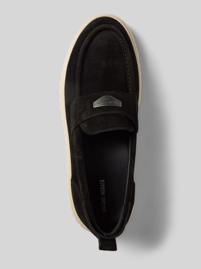 Produktfoto, Loafers aus Leder mit Label-Applikation Modell 'PARROT' von Antony Morato, naturalna skóra, zaokrąglony czubek, zakładana przez głowę, aplikacja z metką, wysokość obcasa w rozmiarze 44: 5 cm, wysokość cholewki w rozmiarze 44: 8 cm, szerokość w rozmiarze 44: 6 cm, czarna faktura z kremową podeszwą