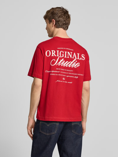 Männermodel trägt Herren T-Shirt mit Statement-Print Modell 'NORREBRO' von Jack & Jones in Rot, Reine Baumwolle, Gerader-Schnitt, Rückenlänge 68 cm, Ganzkörperansicht Rückansicht.