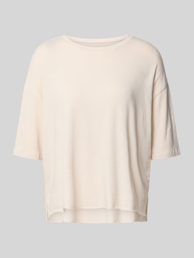 Produktfoto, T-Shirt mit U-Boot-Ausschnitt von Juvia in Creme, halbärmelig, entspannter Schnitt, glatte Textur, weiches Baumwoll-Modal-Mix Material